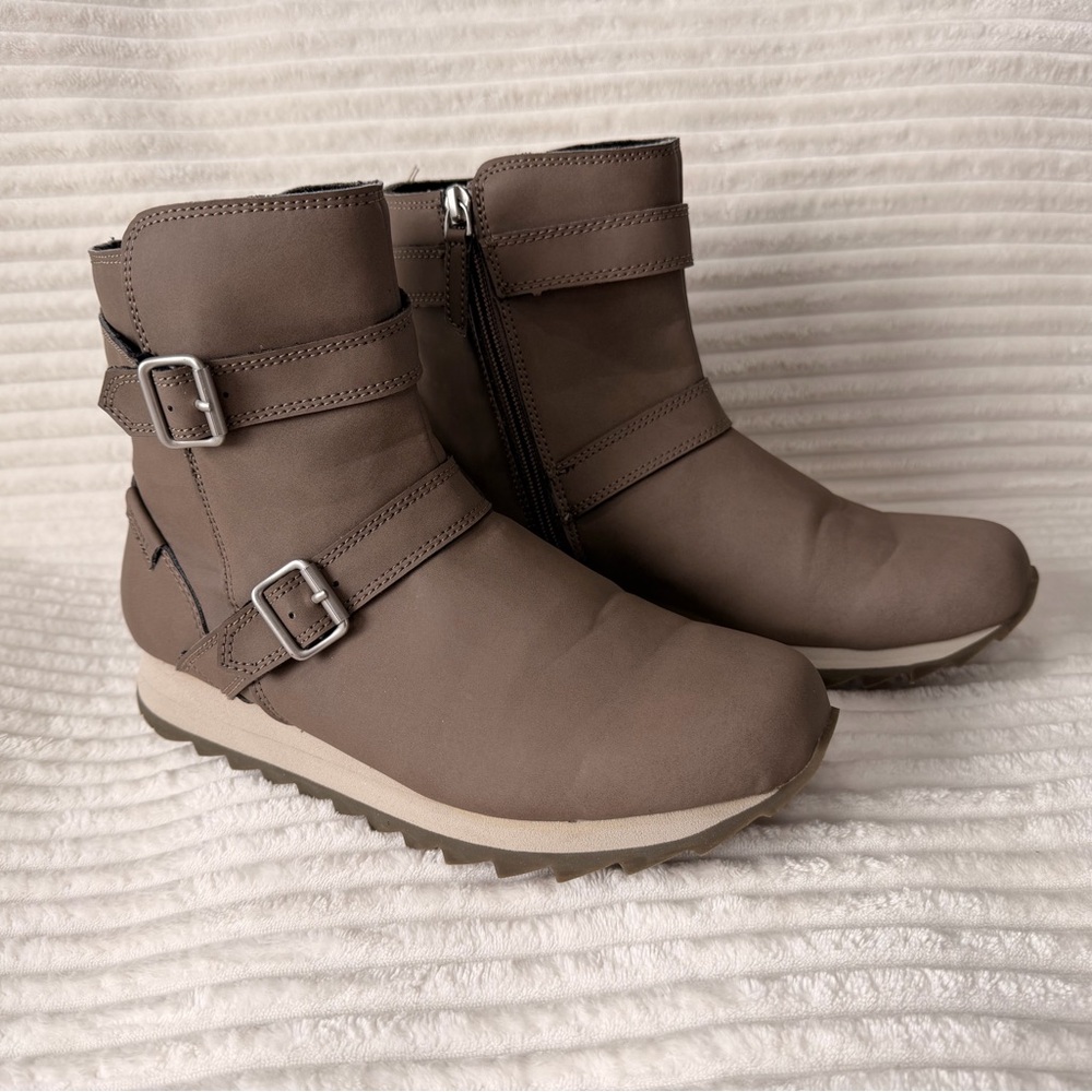 Merrell Women's Alpine Buckle Waterproof boots in the color Falcon. Size 10